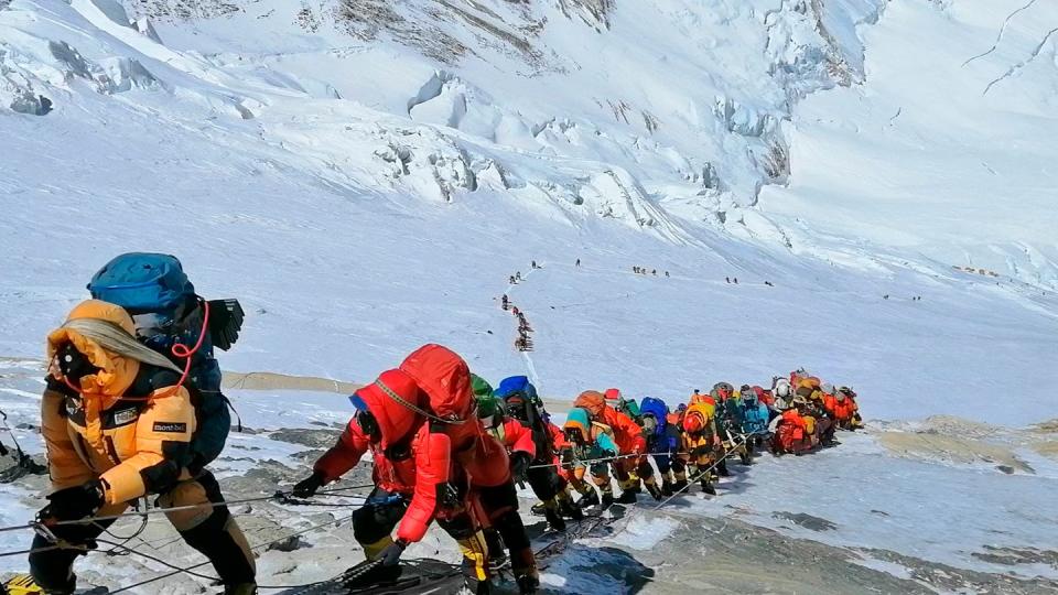 Bergsteiger am Mount Everest: Massentourismus im Himalaya-Gebirge. (Bild: dpa)