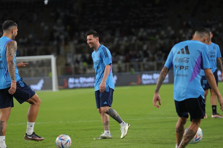 Lionel Messi en el primer entrenamiento de la selección argentina en Abu Dhabi