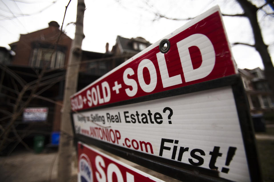 A sign indicating a house has been sold on the real estate market is seen in Toronto, April 9, 2009.  Canadian housing starts rose an unexpectedly strong 13.7 percent in March, breaking a six-month losing streak, but analysts said the recovery is likely to be temporary.   REUTERS/Mark Blinch (CANADA BUSINESS)