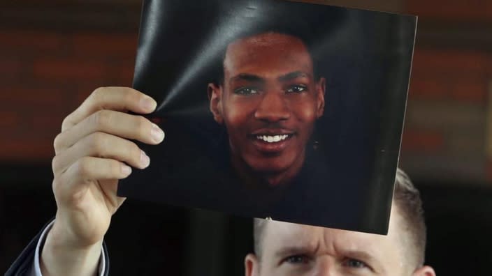 8 officers involved in Jayland Walker’s shooting death are back on active duty, officials say (Photo: Karen Schiely/Akron Beacon Journal via AP)