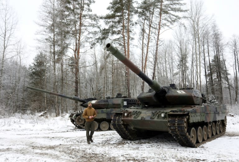 Des chars Leopard 2 lors d'essais dans la zone d'entraînement militaire de Gaiziunai, près de la base militaire de Rukla, en Lituanie, le 15 décembre 2023 (PETRAS MALUKAS)