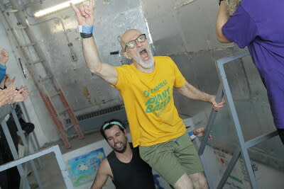 Climber crosses the finish line © WWF-Canada (CNW Group/World Wildlife Fund Canada)