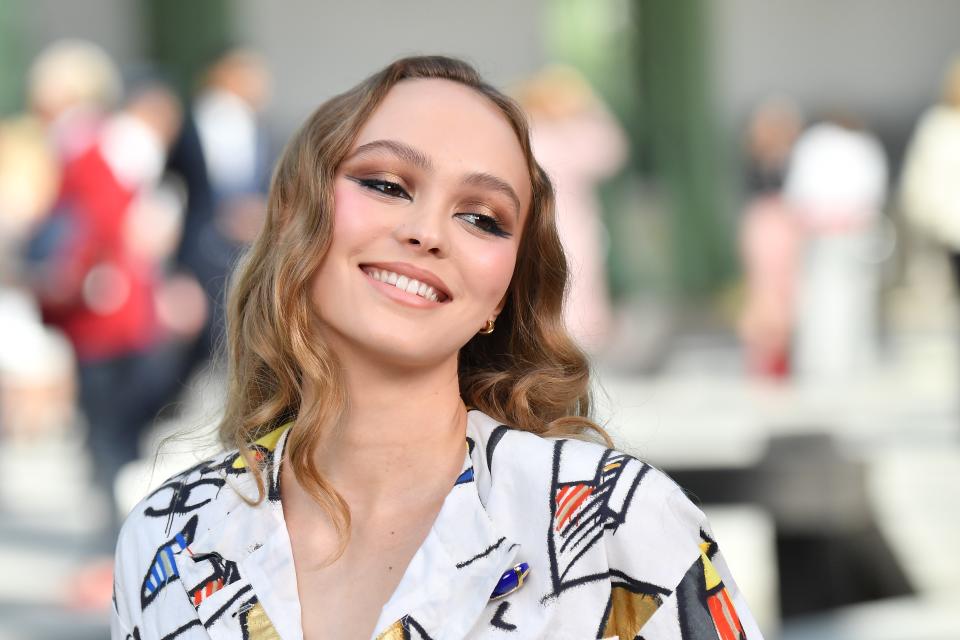 Au cours d’une interview accordée à Allociné, la comédienne explique "être très sélective" à propos des rôles qu’elle interprète. Lily-Rose Depp précise également qu’elle trouve que les propositions qui lui sont faites en France lui correspondent davantage.