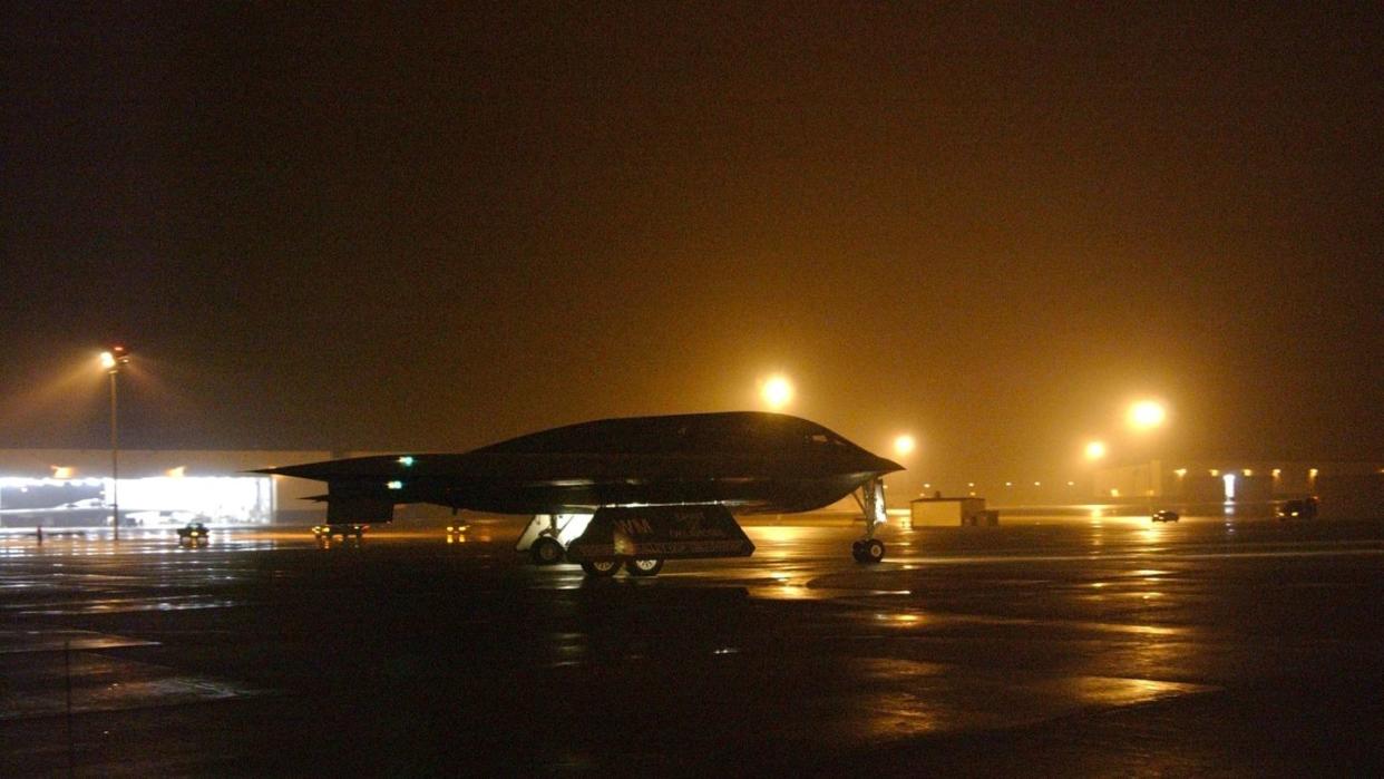 b 2 spirit bomber taxie to runway