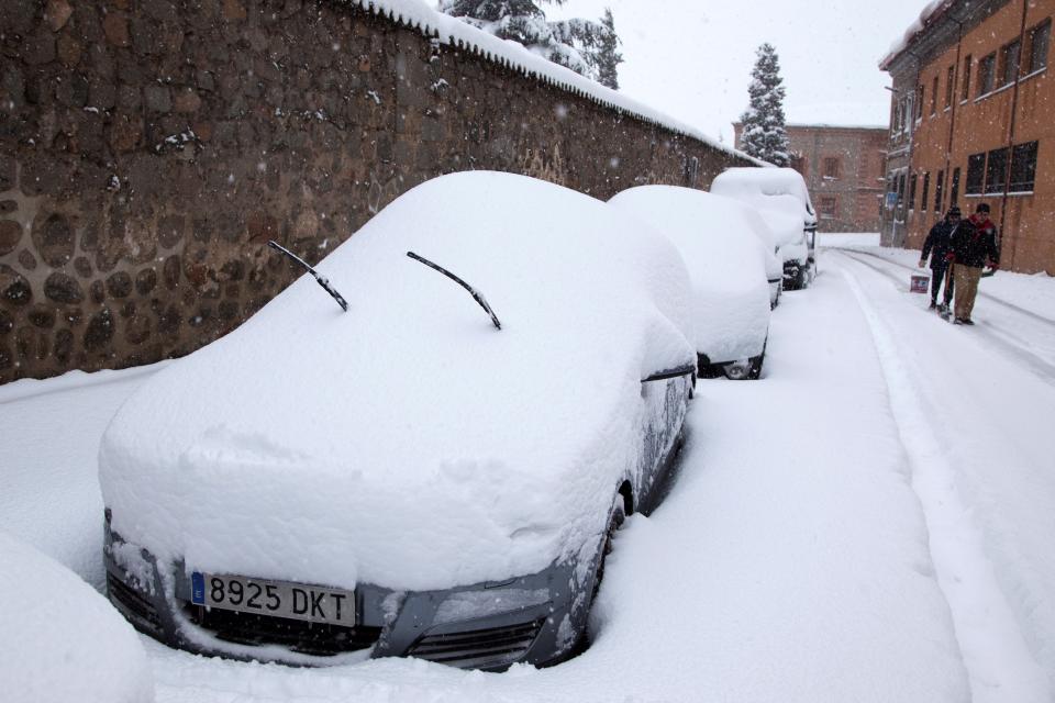 España: más de mil autos quedaron atrapados en la nieve en medio de un temporal