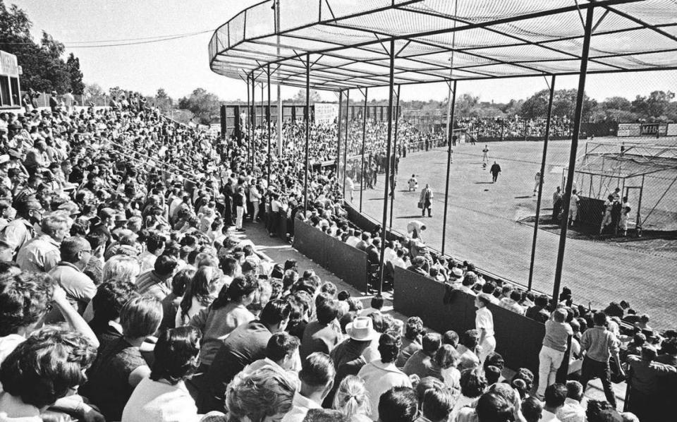 Una multitud de más de 5,000 personas llenó el Del Webb Field de Modesto el 14 de octubre de 1962 mientras los San Francisco Giants y los New York Yankees practicaban durante tres horas entre el 6º y 7º partido de las Series Mundiales, aplazado por la lluvia. En este acontecimiento único en la vida participaron ocho futuros miembros del Salón de la Fama: Yogi Berra, Whitey Ford y Mickey Mantle de los Yankees; Orlando Cepeda, Willie Mays, Willie McCovey, Juan Marichal y Gaylord Perry de los Giants. Fotografía de Forrest G. Jackson, Jr.