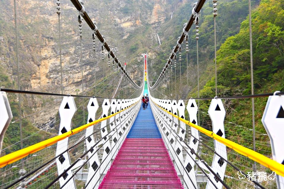 南投深山秘境「雙龍瀑布彩虹吊橋」