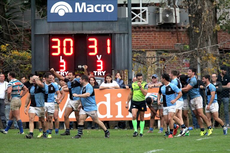 Enrique Devoto acaba de conseguir el try en la última jugada y lo festeja todo CUBA, que así le ganó al campeón, SIC, en Boulogne, por la novena fecha del Top 12 de URBA.