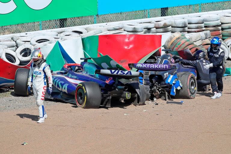 Daniel Ricciardo camina sobre la leca, tras el accidente que protagonizó junto a Alexander Albon en el comienzo del Gran Premio de Japón; el australiano marcha tras la estela de su compañero Yuki Tsunoda en la escudería RB