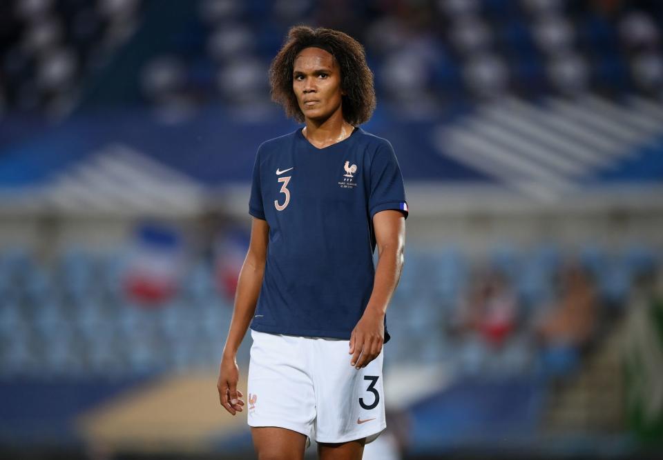 In der französischen Nationalmannschaft hielt Nécib einige Jahre lang Wendie Renard (Bild) den Rücken frei. Die groß gewachsene Verteidigerin stellt seit 2007 im Trikot von Olympique Lyon auch regelmäßig auch ihre Torgefährlichkeit unter Beweis. Mit Lyon holte die Rekordspielerin der Champions League bis dato 14 Meisterschaften und acht Siege in der Champions League. (Bild: Getty Images / Matthias Hangst)