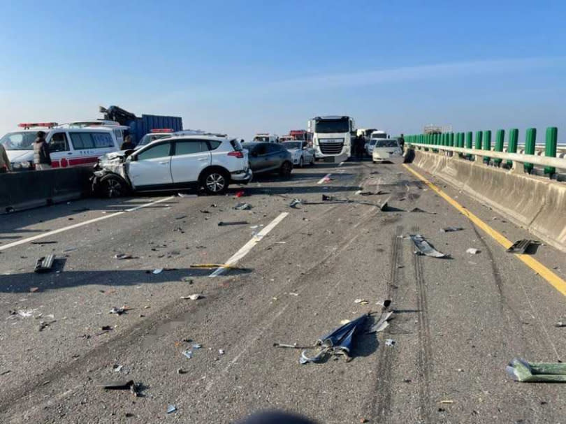 車禍現場遍佈車體碎片、零件，路面還有許多煞車痕，模樣險象環生（圖／翻攝畫面）