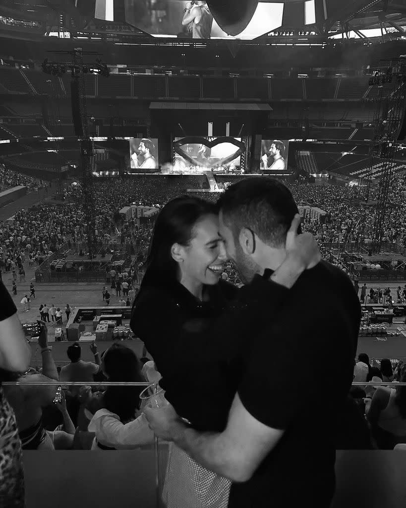 Miguel Ángel Silvestre y su novia, Rebeca Toribio, en el concierto de Manuel Carrasco en junio de 2024