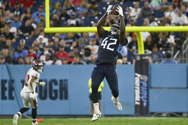 NASHVILLE, TN - AUGUST 20: Tennessee Titans quarterback Malik Willis (7)  attempts to elude the Tampa Bay defenders during the Tampa Bay Buccaneers-Tennessee  Titans Preseason game on August 20, 2022 at Nissan