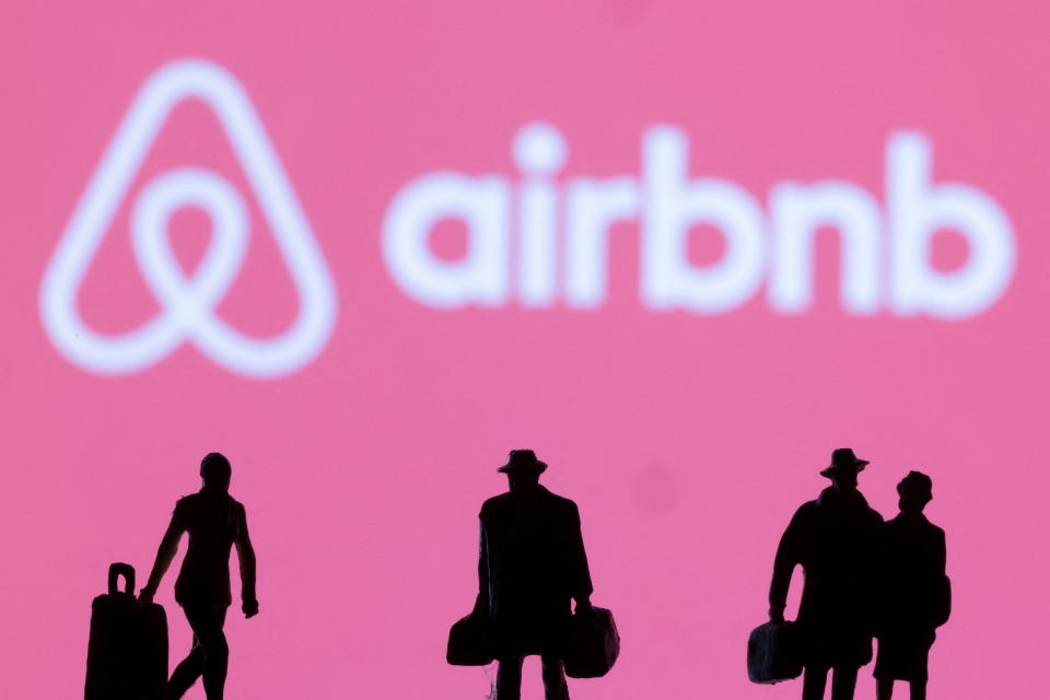 Die Reiselust kehrt zurück, Airbnb profitiert (Foto: REUTERS/Dado Ruvic/Illustration)