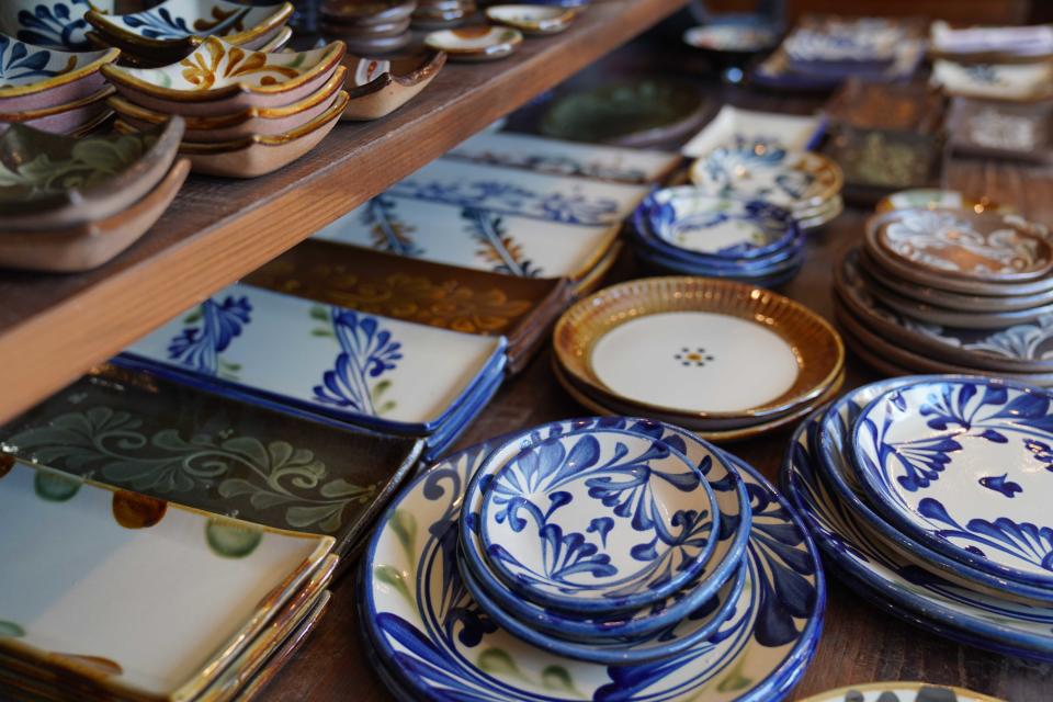沖繩陶器的用色及設計鮮麗中不失樸實，手感厚實卻十分輕盈。