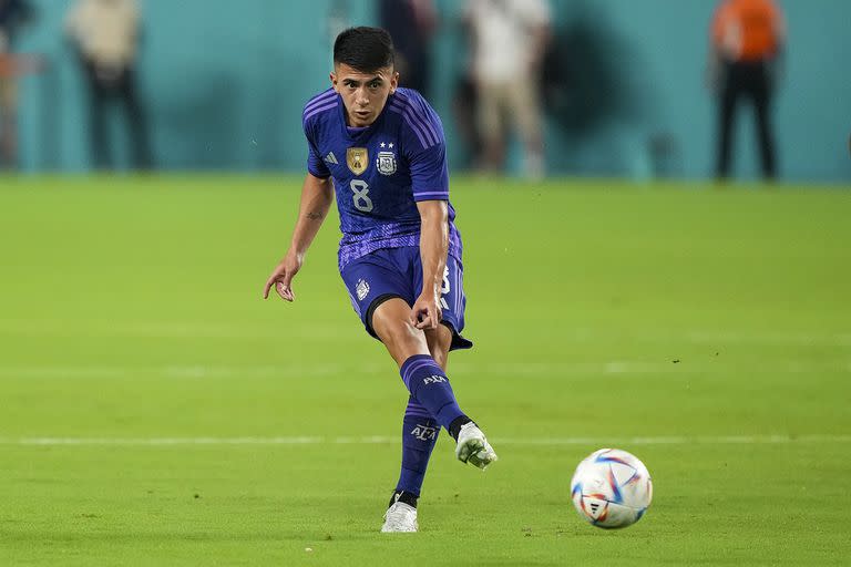 MIAMI GARDENS, FLORIDA - SEPTEMBER 23: Midfielder Thiago Almada #8 of Argentina kicks the ball during the international friendly match between Honduras and Argentina at Hard Rock Stadium on September 23, 2022 in Miami Gardens, Florida.   Eric Espada/Getty Images/AFP (Photo by Eric Espada / GETTY IMAGES NORTH AMERICA / Getty Images via AFP)