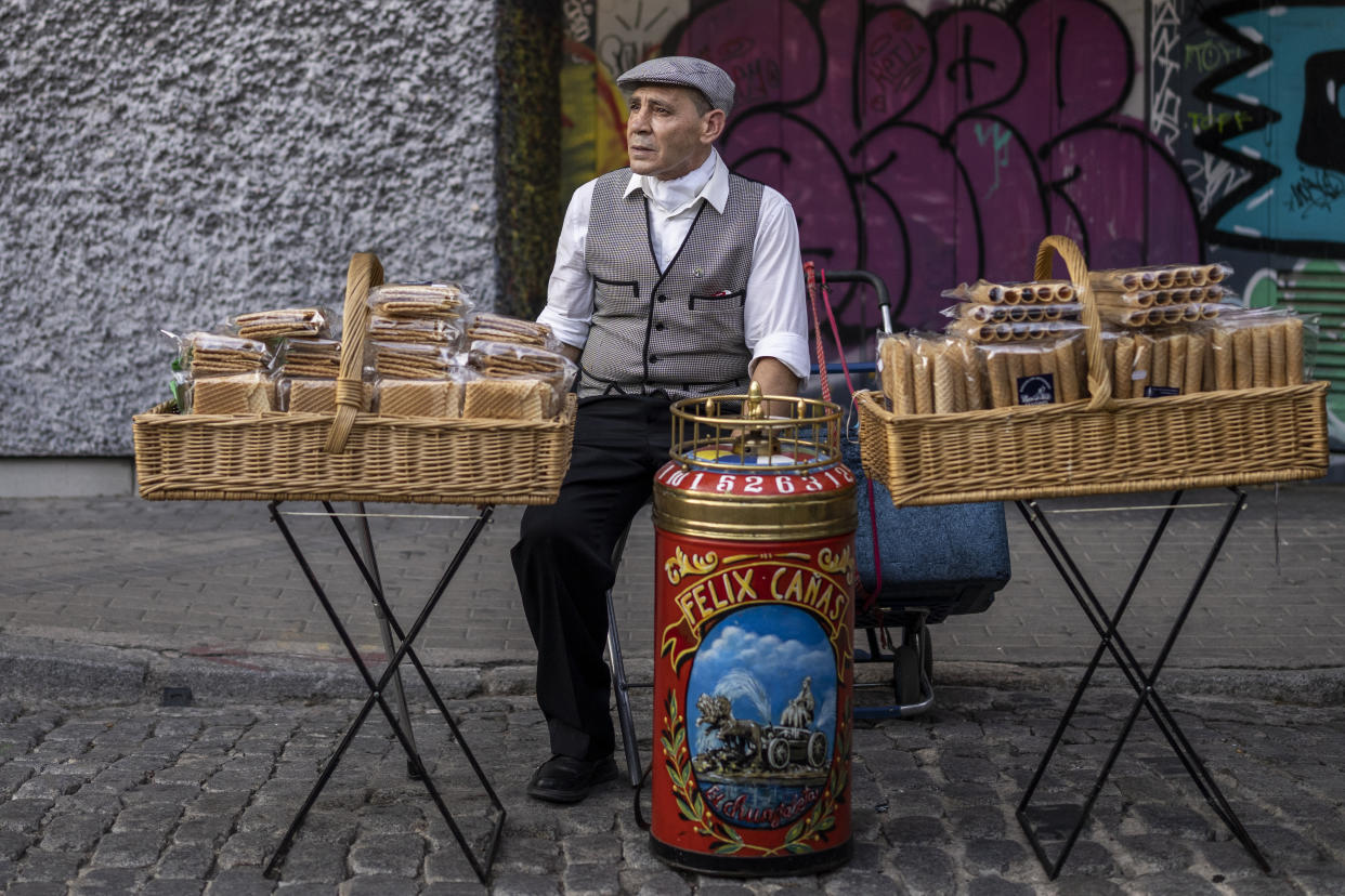 An elderly wafer-seller known as a barquillero