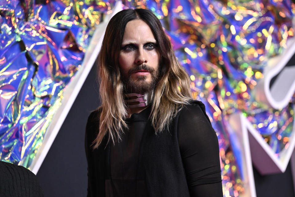 Jared Leto de Thirty Seconds to Mars llega a los Premios MTV a los Videos Musicales el martes 12 de septiembre de 2023, en el Prudential Center en Newark, Nueva Jersey. (Foto Evan Agostini/Invision/AP)