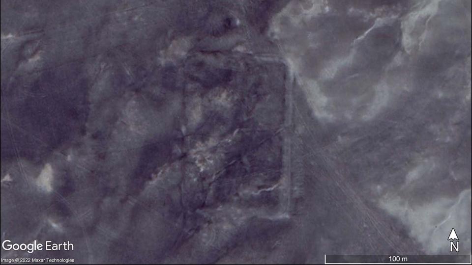 Satellite photographs on Google Earth of the two westernmost Roman military camps found in the desert. It has a classic 