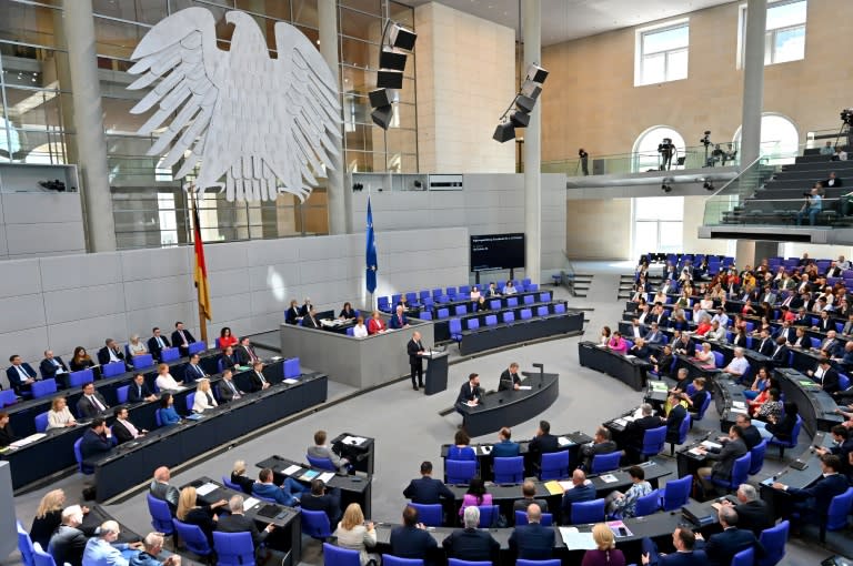 Der Bundestag berät am Freitag über ein neues Gesetz, dass für klarere Bestimmungen zum Umgang der Fraktionen mit staatlichen Zuwendungen sorgen soll (Sitzungsbeginn 09.00 Uhr). (RALF HIRSCHBERGER)