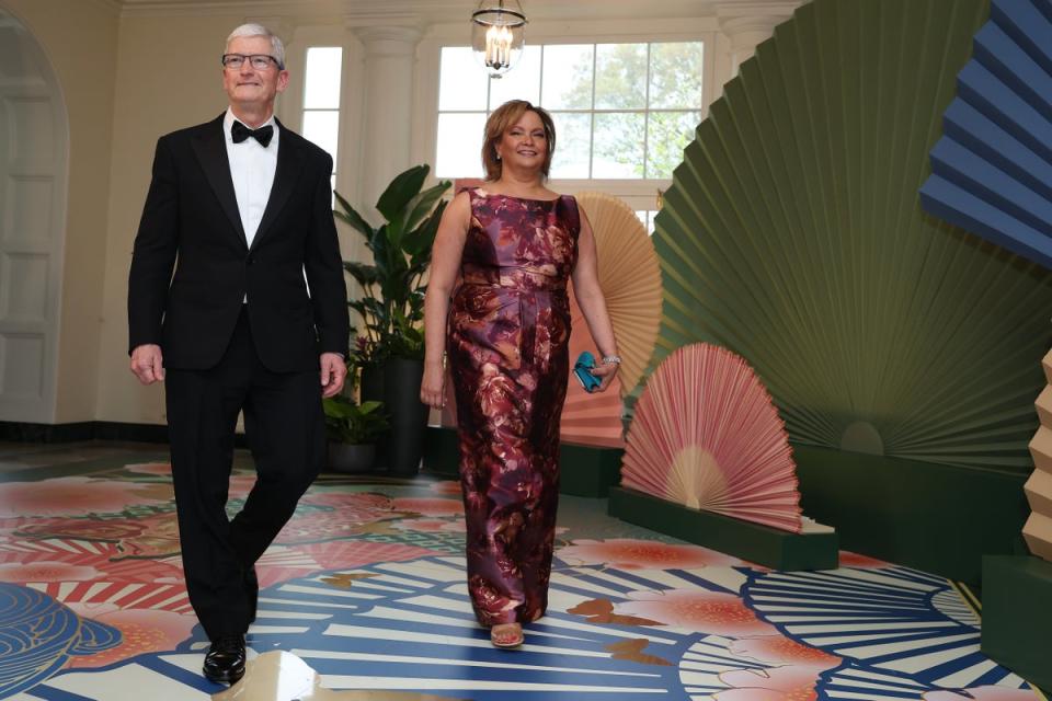 Apple CEO Tim Cook and Apple vice-president Lisa Jackson (Getty Images)