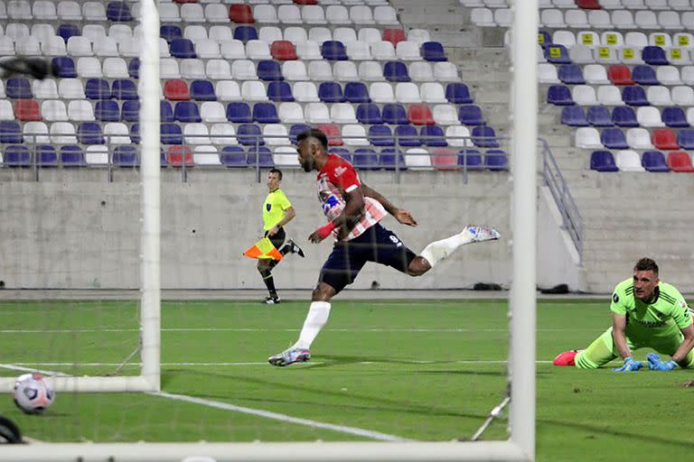 El gol de Borja para Junior; el equipo de Barranquilla estuvo a pocos minutos de provocarle un dolor de cabeza a un River con altibajos