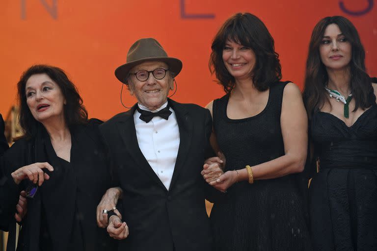 La actriz francesa Anouk Aimee, el actor francés Jean-Louis Trintignant, la actriz francesa Marianne Denicourt y la actriz italiana Monica Bellucci posan cuando llegan a la proyección de la película Los mejores años de una vida (Les Plus Belles Annees D'Une Vie)" en la 72ª edición del Festival de Cine de Cannes en Cannes, sur de Francia, el 18 de mayo de 2019