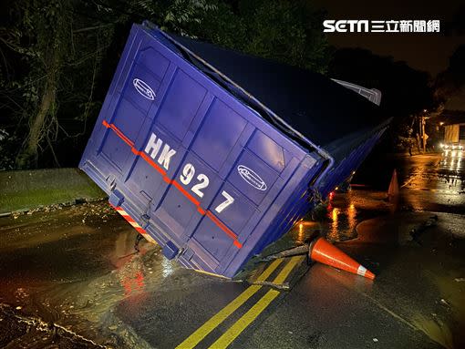 道路下方的自來水公司管線破裂，大量漏水掏空路面下方土石導致。（圖／翻攝畫面）