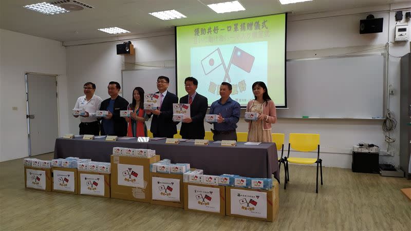 台南一中募集的口罩包裝上，還印上「台日友好」字樣及國旗。