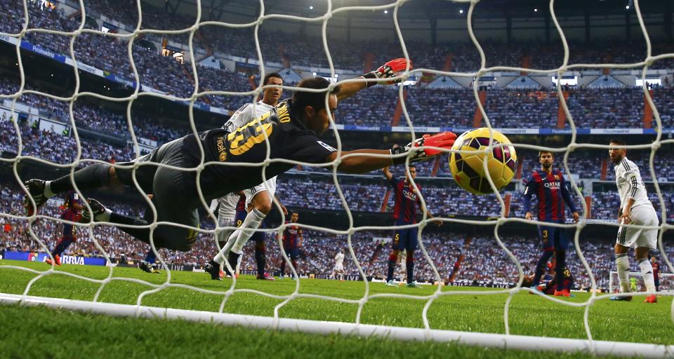 Barcelona's goalkeeper Claudio Bravo fails to stop a second goal by Real Madrid during their Spanish first division "Clasico" soccer match at the Santiago Bernabeu stadium in Madrid October 25, 2014. REUTERS/Sergio Perez (SPAIN - Tags: SOCCER SPORT)