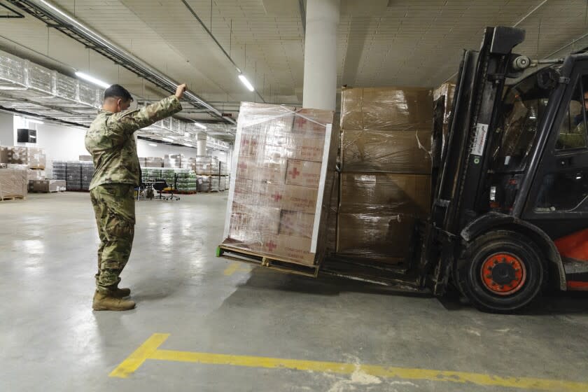 ARCHIVO - En esta foto distribuida por el ejército de EEUU, paracaidistas de la 82da división aerotrasportada descargan provisiones humanitarias para la organización USAID preparando el arribo de evacuados en Jasionka, Polonia, 25 de febrero de 2022. (Sargento Robert Whitlow/U.S. Army via AP, File)