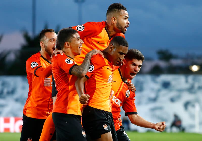 Tete celebra con sus compañeros del Shakhtar Donetsk tras anotar un gol en la victoria 3-2 sobre el Real Madrid por el Grupo B de la Liga de Campeones, Estadio Alfredo Di Stéfano, Madrid, España