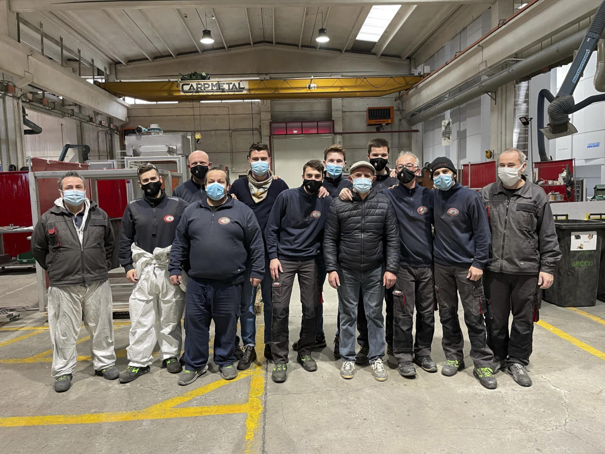 En una fotografía proporcionada por Pietro Senna, Alfredo Lupi, el quinto desde la derecha, posa con sus compañeros de trabajo en la fábrica Senna Inox en Graffignana, Italia, el 23 de diciembre de 2021. (Pietro Senna vía The New York Times)
