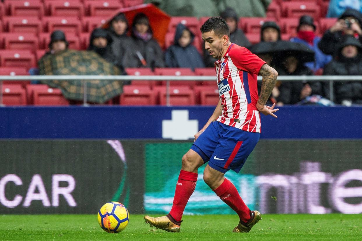 El delantero argentino del Atlético de Madrid, Ángel Correa, controla el balón durante el partido de la 18ª jornada de Liga frente al Getafe, en el estadio Wanda Metropolitano. (Foto: EFE/ Rodrigo Jiménez)