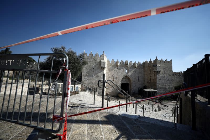 Un hombre camina junto a la Puerta de Damasco hacia la Ciudad Vieja, en Jerusalén el 25 de septiembre de 2020