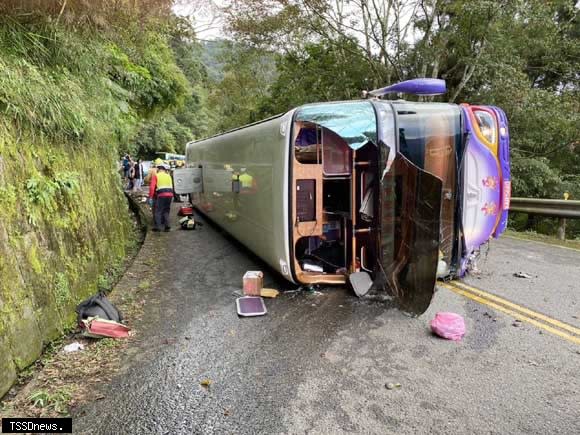 宜蘭縣太平山鳩之澤溫泉附近遊覽車翻覆重大事件，疑似下坡時剎車失靈，失速撞上山壁翻車。（宜蘭縣消防局提供）