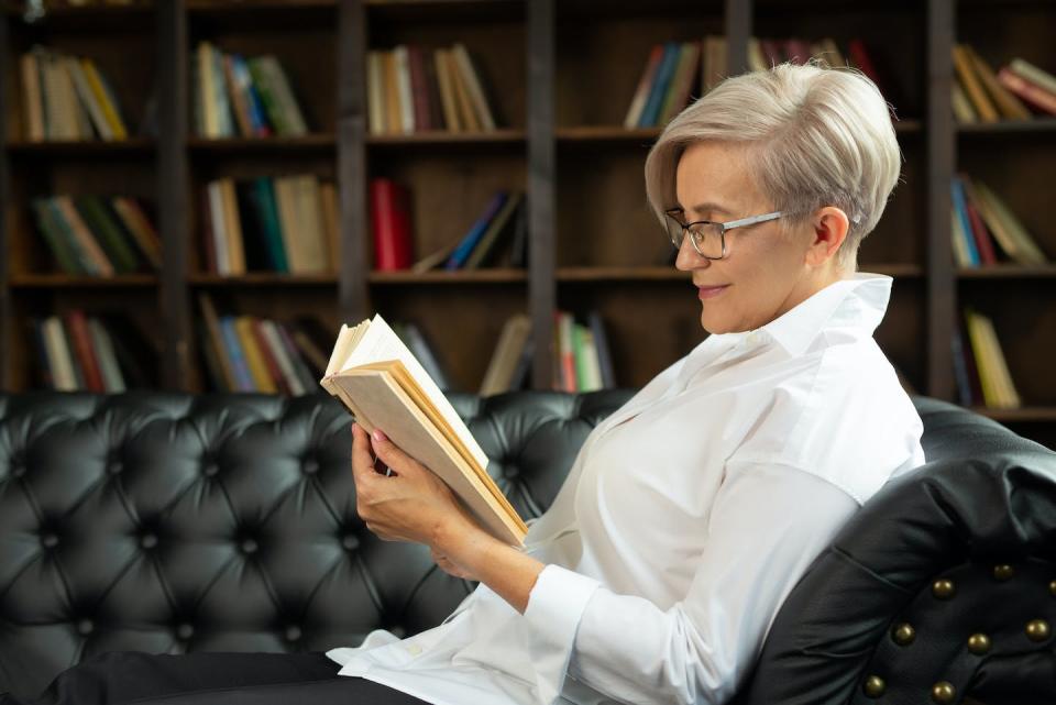 <a href="https://www.shutterstock.com/es/image-photo/beautiful-aged-woman-reading-book-indoors-2014588781" rel="nofollow noopener" target="_blank" data-ylk="slk:Shutterstock / Litvinov;elm:context_link;itc:0;sec:content-canvas" class="link ">Shutterstock / Litvinov</a>