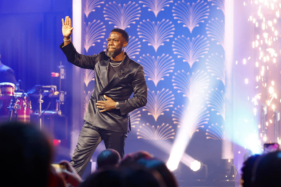 Kevin Hart with hand up