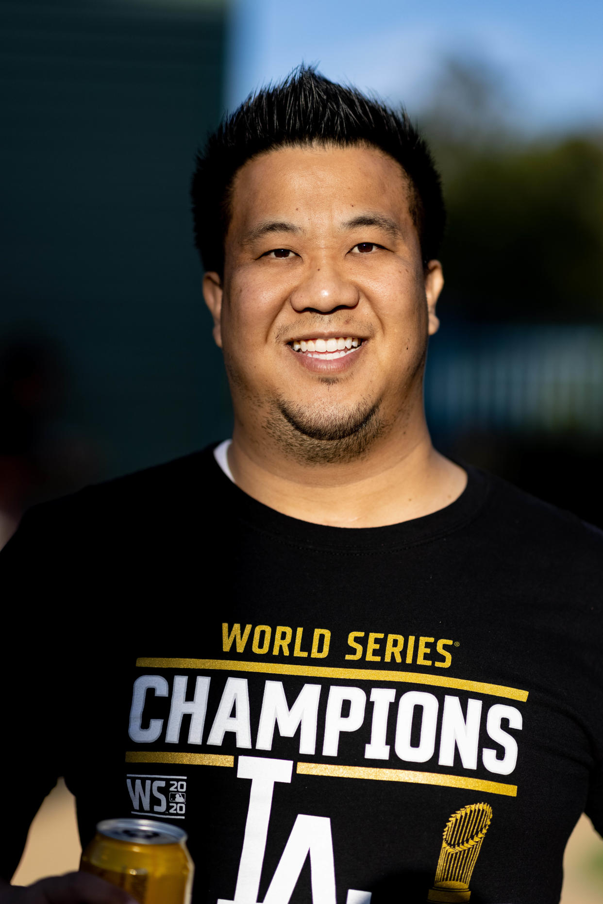 Benny Lei, quien es taiwanés, durante un juego de la Serie de Campeonato de la Liga Nacional en el Dodger Stadium en Los Ángeles el miércoles 20 de octubre de 2021 (Michael Owens / The New York Times).