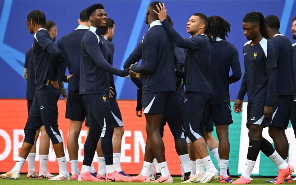 Tournament favourites France focus on bonding