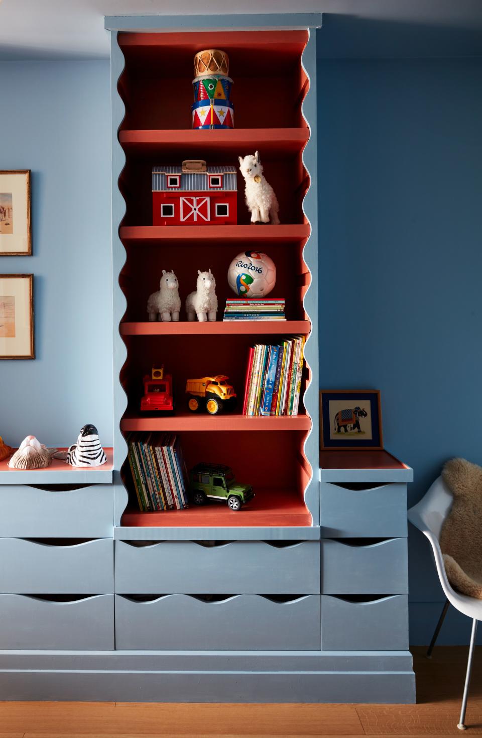 Valle used the wavy edge motif from the living room for the shelves and drawers in his son’s room, painted in Farrow & Ball’s Lulworth Blue.