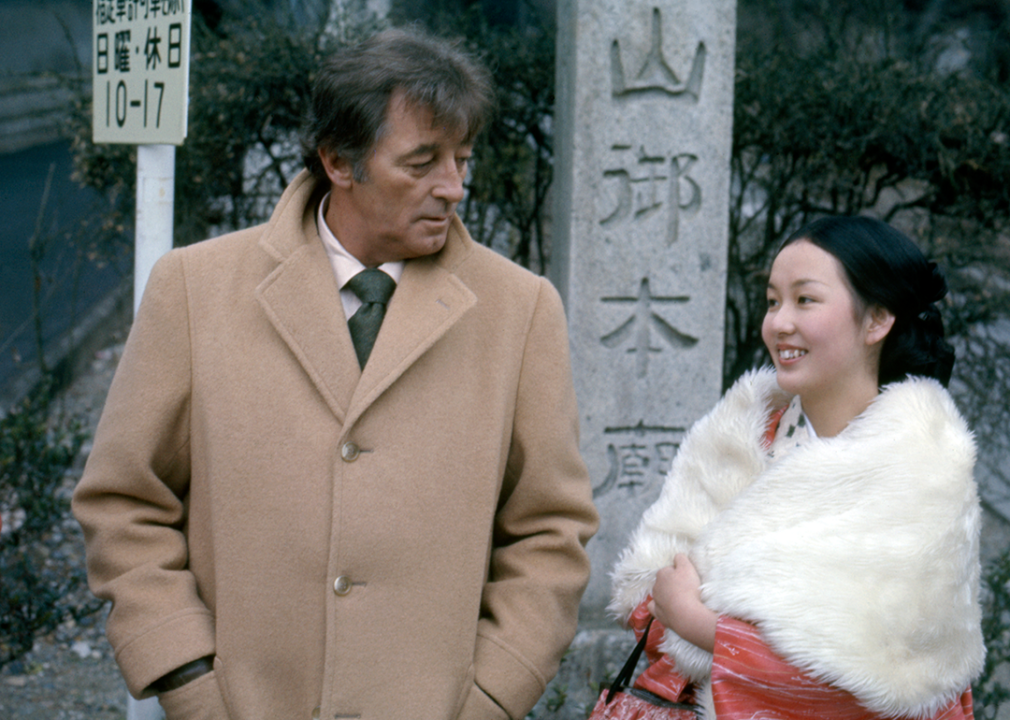 Robert Mitchum and Keiko Kishi on the set of ‘The Yakuza’.