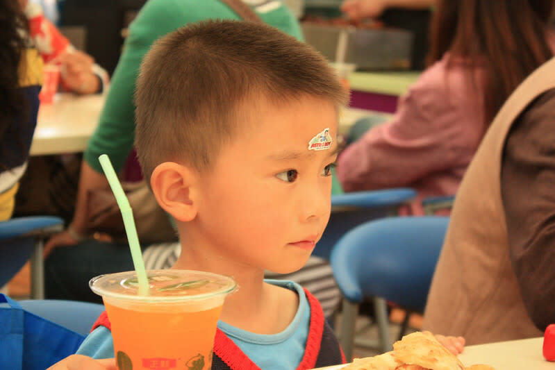 在中國養育孩子，讓女性的工時與薪資也跟著降低。(Photo by Colin J on Flickr used under Creative Commons license)