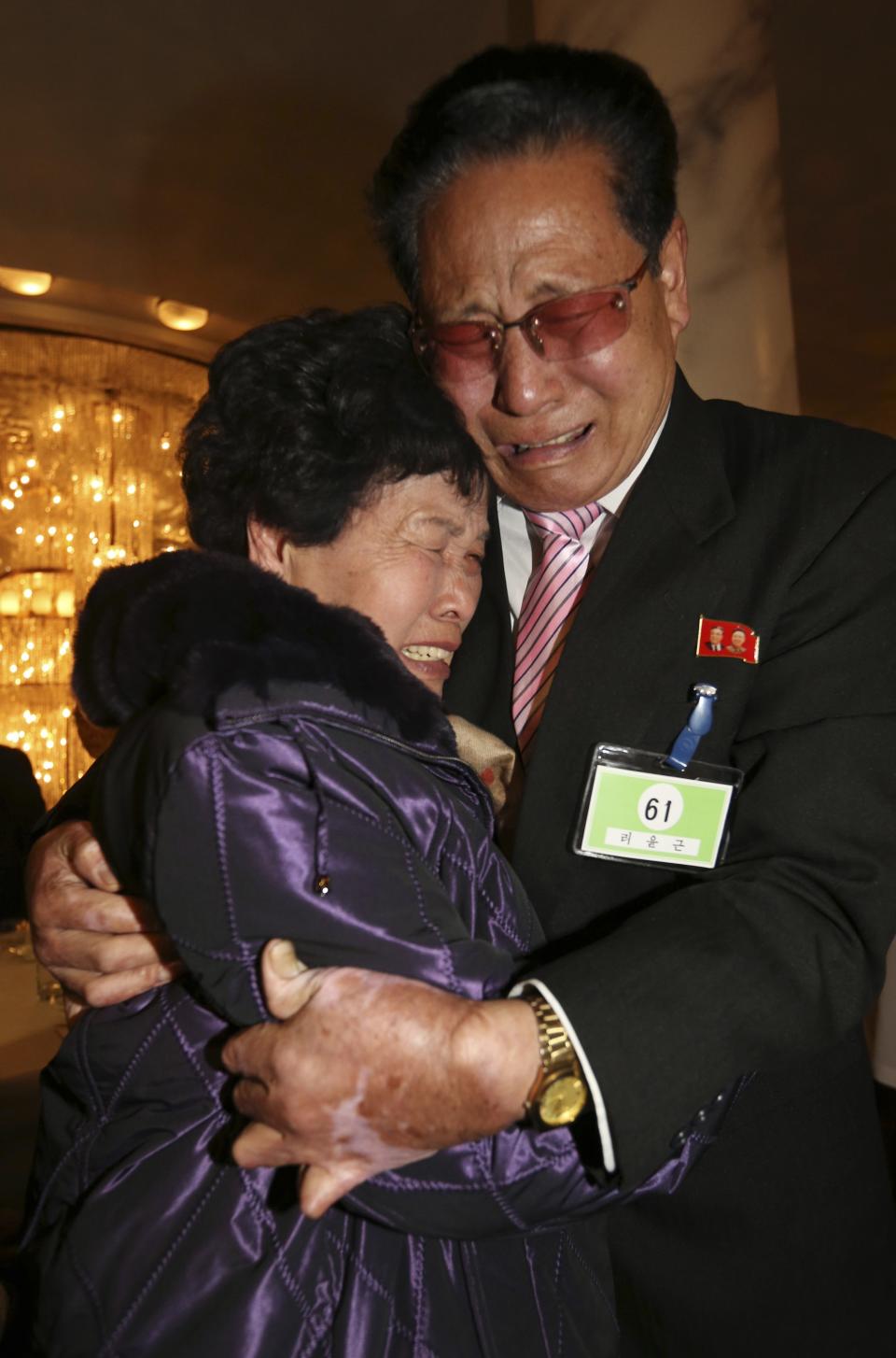 North Korean Lee Yun-geun (R), 72, hugs his South Korean sister Lee Sun-hyang, 88, during their family reunion at the Mount Kumgang resort in North Korea February 20, 2014. (REUTERS/Lee Ji-eun/Yonhap)