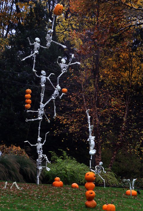 Outrageous Halloween Homes - 13 Skeletons
