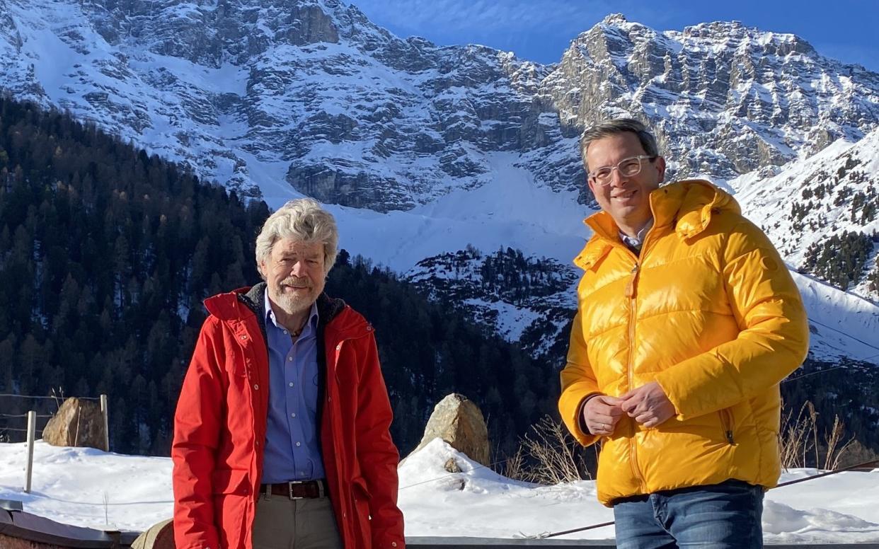 Für die ZDF-Dokumentation "Alpendämmerung" befragte ZDF-Korrespondent Wolf-Christian Ulrich (rechts) auch Reinhold Messner, um sich einen Eindruck über die Zukunft des Wintertourismus in den Alpen zu verschaffen. (Bild: ZDF / Britta Hilpert, Wolf-Christian Ulrich )