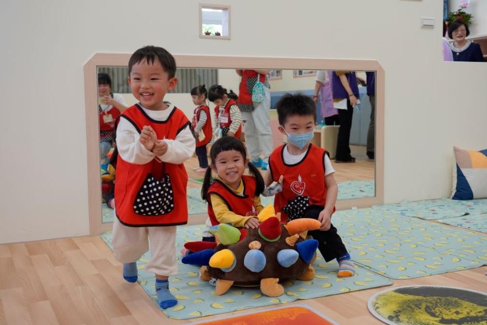 《圖說》孩子們在淡海國小公托中心內開心玩耍。〈社會局提供〉