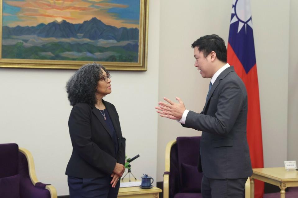  總統府發言人李問陪同接見美國聯邦眾議員史崔珂蘭（Marilyn Strickland）訪團一行。 圖：總統府提供 