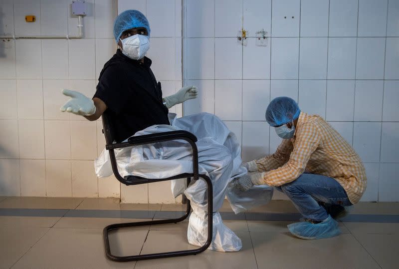 Wider Image: Last doctor standing: Pandemic pushes Indian hospital to brink