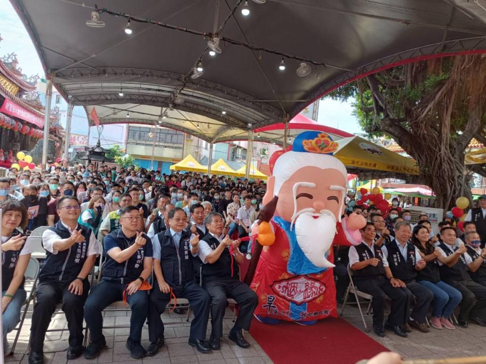 台中樂成宮月老星君，是網路票選全台第一名，今天舉行未婚聯誼，吸引4百名男女參加，盛況空前。（圖：寇世菁攝）